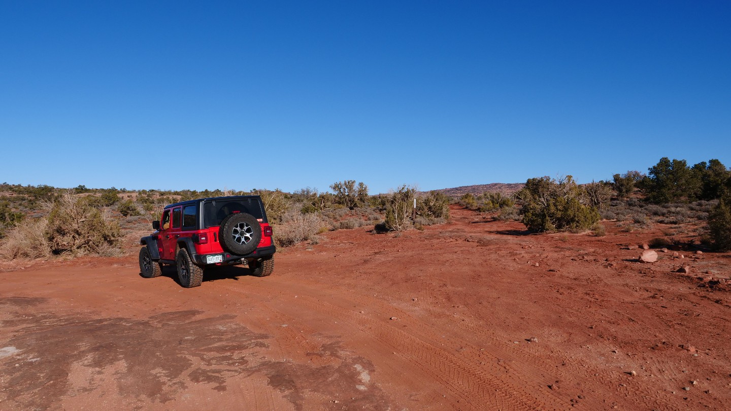 Gemini Bridges - Waypoint 11: D1900 Trailhead - Continue Straight