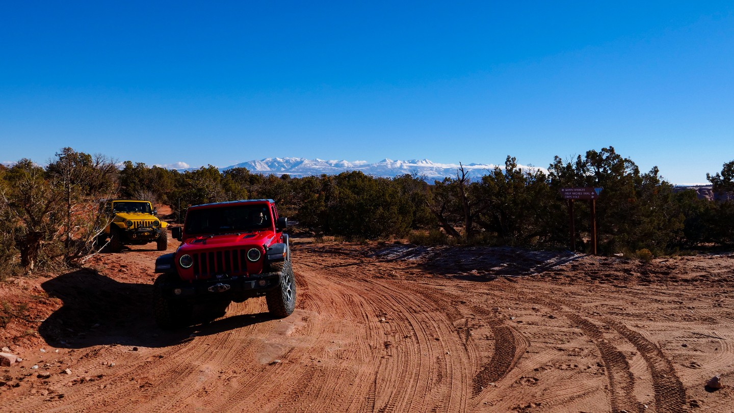 Gemini Bridges - Waypoint 19: Four Arches Trailhead - Veer North