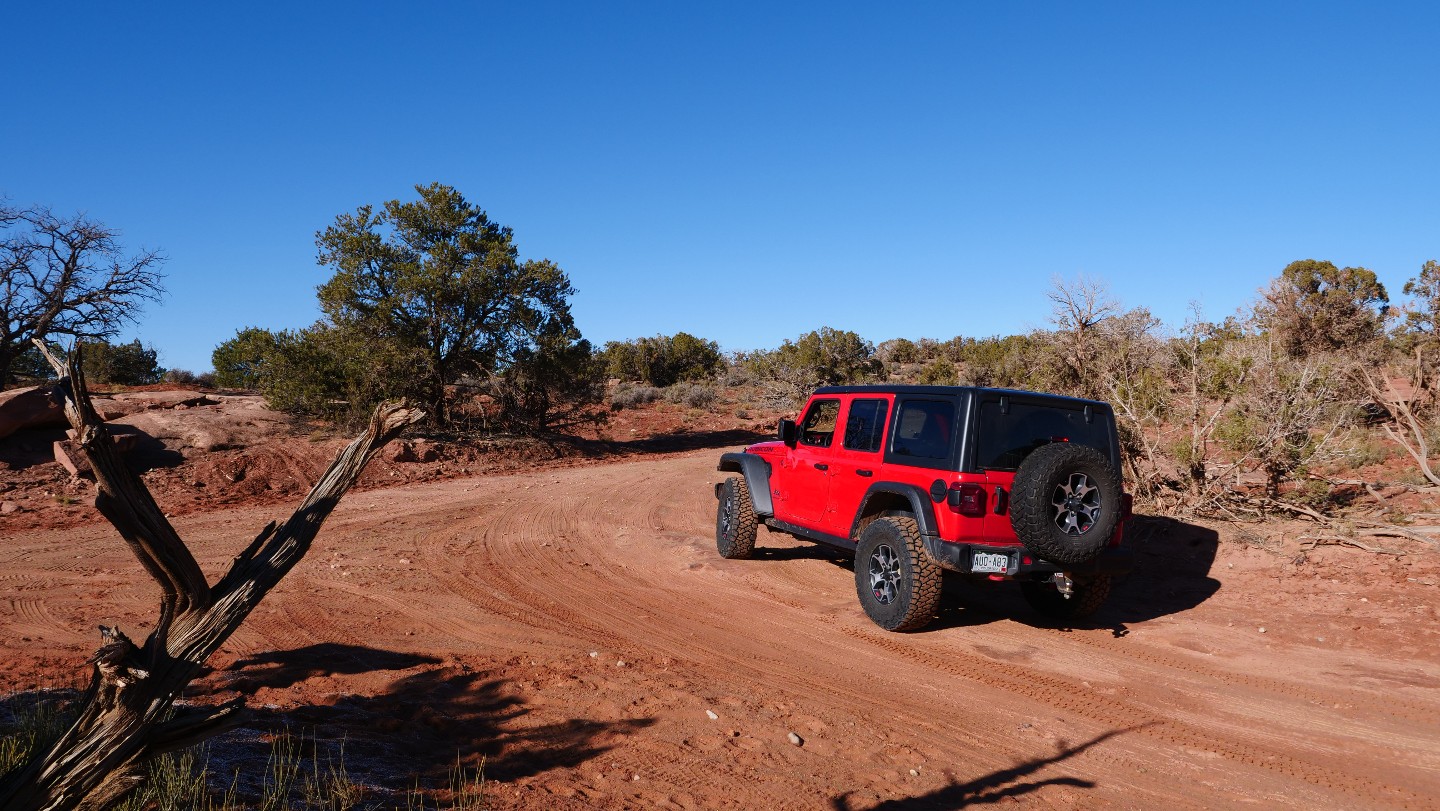 Gemini Bridges - Waypoint 19: Four Arches Trailhead - Veer North