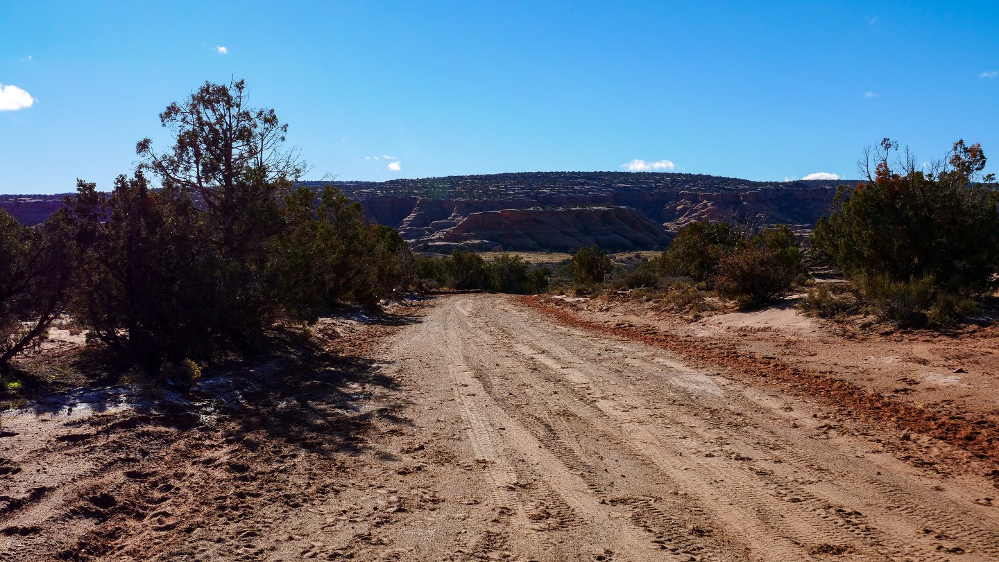 Gemini Bridges - Waypoint 19: Four Arches Trailhead - Veer North