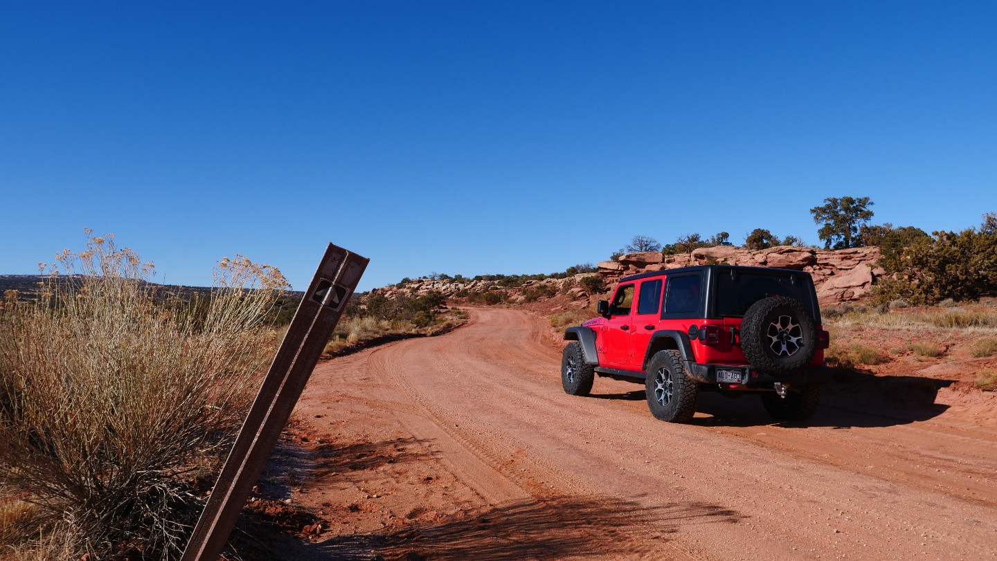 Gemini Bridges - Waypoint 22: D1749 Trailhead - Continue Straight