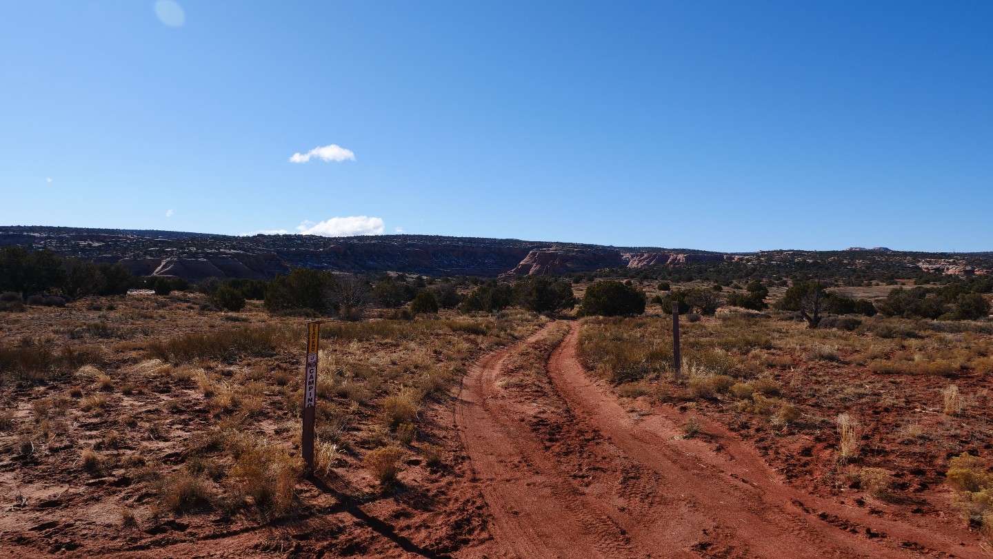 Gemini Bridges - Waypoint 22: D1749 Trailhead - Continue Straight